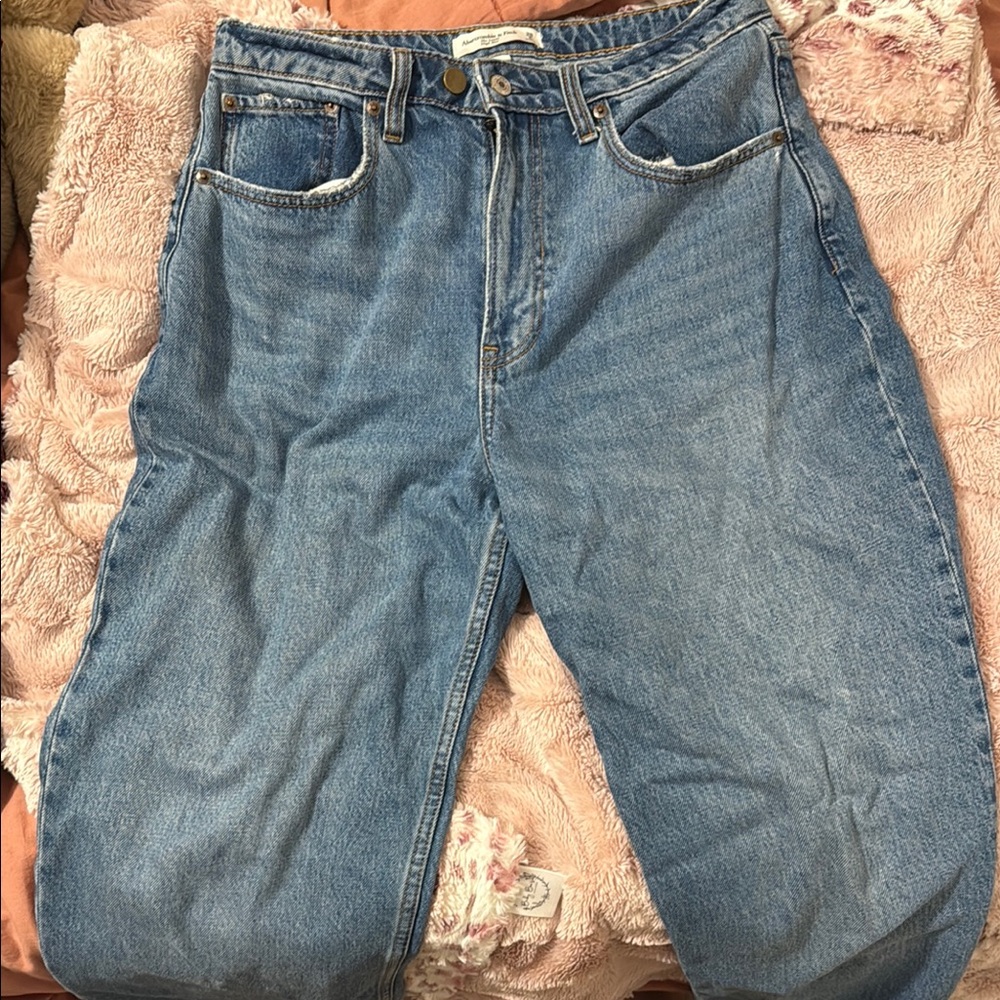 ABERCROMBIE THE LOOSE HIGH RISE CURVE LOVE